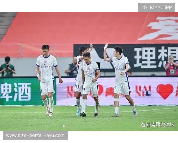 上海海港2025赛季读秒绝杀武汉三镇，客场险胜青岛海牛，展现冠军韧性