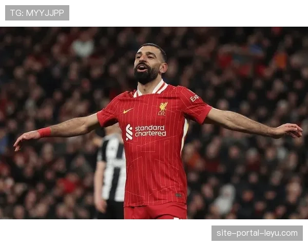 暖心一幕:小球迷冲入场内拥抱偶像萨拉赫,被安保温和带离